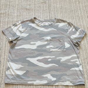 Arizona Junior’s Gray and White Camouflage Short Sleeve Pocket Tee SZ Large